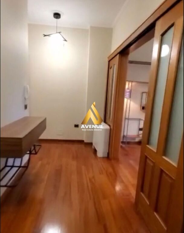 JEPET ME QIRA APARTAMENT 3+1+2 TUALETE +2 BALLKONE, RRUGA E KOSOVARËVE, TIRANË.