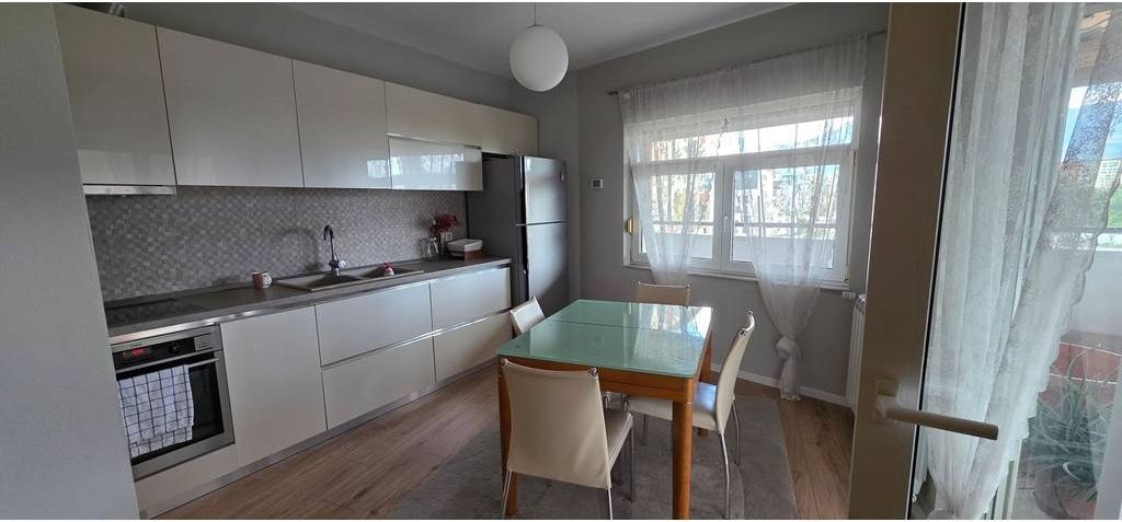 🏡 Super apartament 2+1+2 me verandë në Don Bosko, pranë Zogut të Zi!