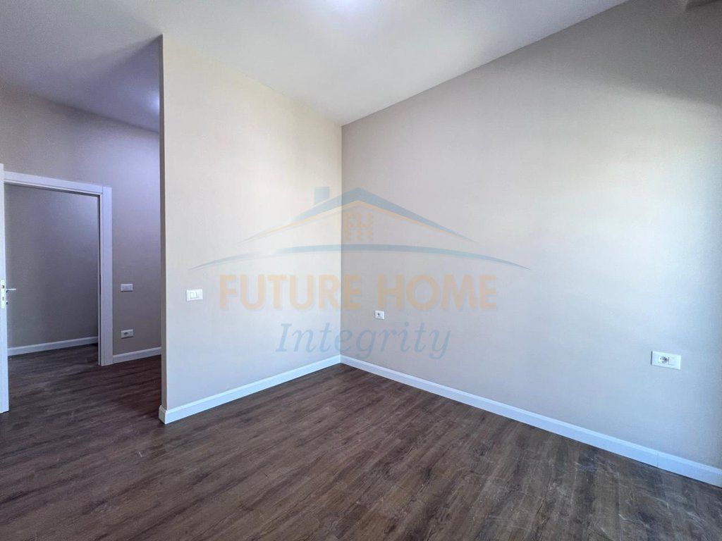 Shitet, Apartament 1+1+2 Ballkone, Porta Tirana e Re, Tiranë.