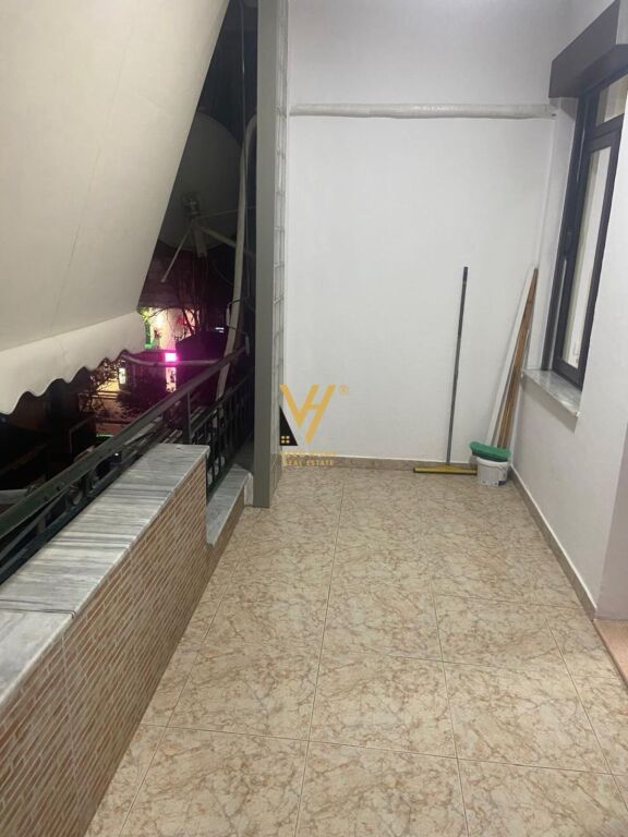 JEPET ZYRE 120 M2 ME QERA TEK BLLOKU 1.500 EURO