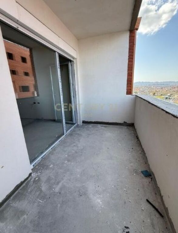 Shitet apartament 3+1+2 – me post parkimi