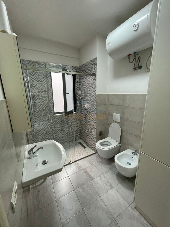 Ofrohet për qera apartament 1+1+Post Parkimi, Unaza e Re