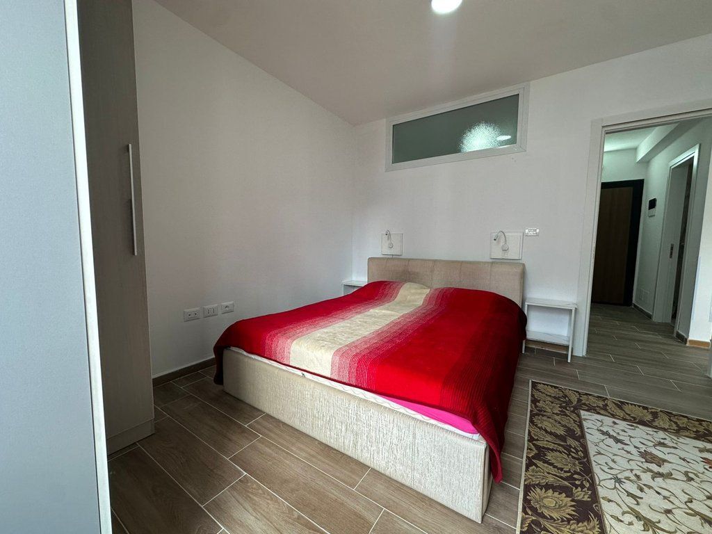 Rruga 5 Maji, Apartament 2+1 për Qira
