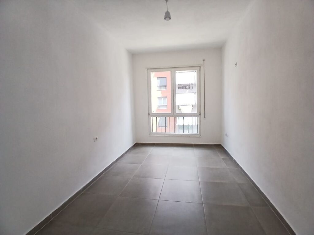 Affittasi appartamento 2+1+2 bagni in Via 5 Maji complesso inerte
