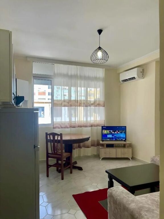 🏡 Jepet me qera Apartament 1+1  📍 Vetëm 3 minuta larg Postës Nr. 8💰 Qeraja mujore: 50,000 lekë