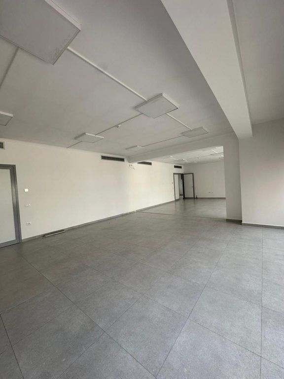 Ofrohet për qira një godinë biznesi 4-katëshe