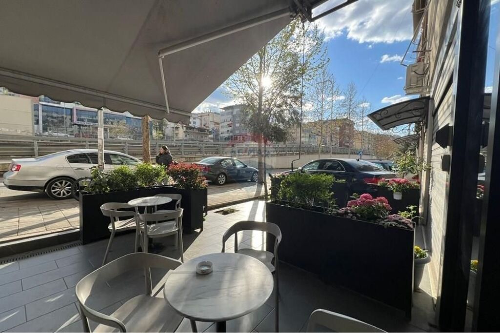 Vendesi commerciale in vendita nel Comune di Parisi