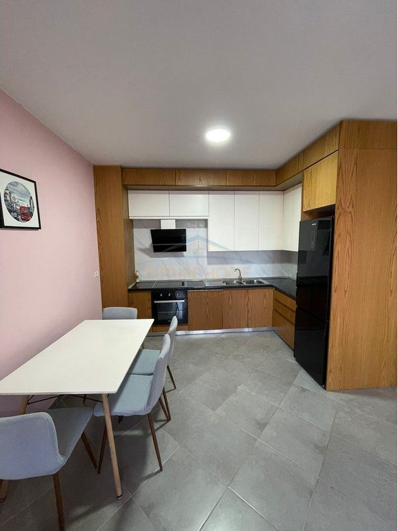 Ofrohet për qera apartament 1+1+Post Parkimi, Unaza e Re