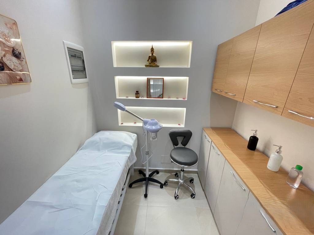AMBIENTE PARRUCCHIERE / ESTETICA IN AFFITTO VICINO A SQUARE 21, VIA KAVAJËS 1.500 € /Mese