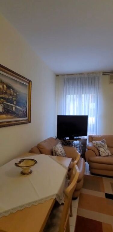 Apartament 1+1 me qera tek Komuna e Parisit