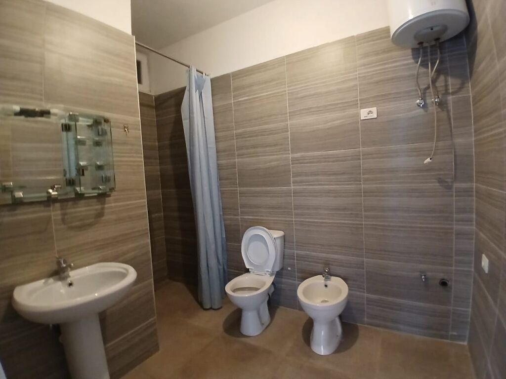Affittasi appartamento 2+1+2 bagni in Via 5 Maji complesso inerte