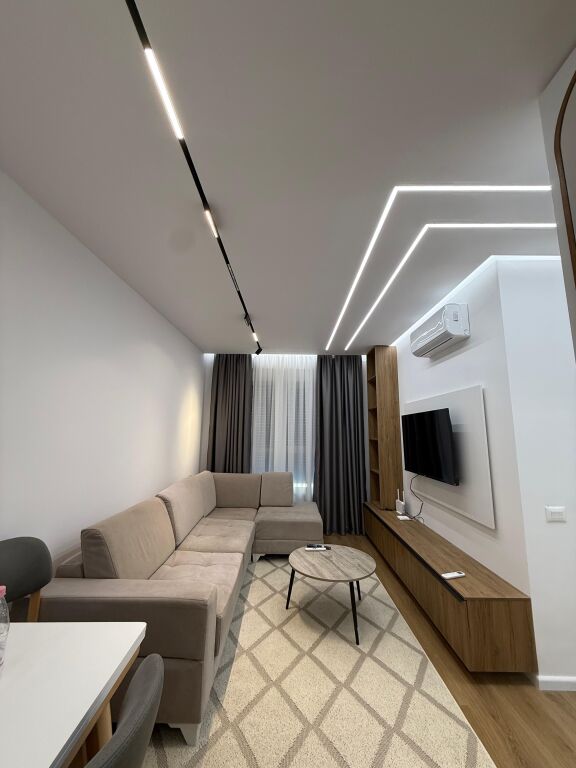 🏠AFFITTASI Appartamento 2+1+Posto Auto 📍Ali Dem, Residenza Kadiu 🏢7° piano, palazzo nuovo con 2 ascensori 🛋L'ingresso è arredato 💶 Prezzo: 60.000 Leke/mese