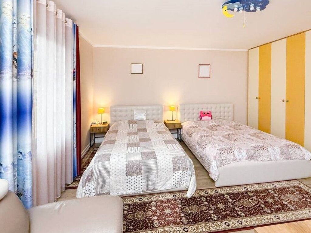 Shitet, Vilë 4-katëshe, Shkolla e Kuqe, Tiranë.