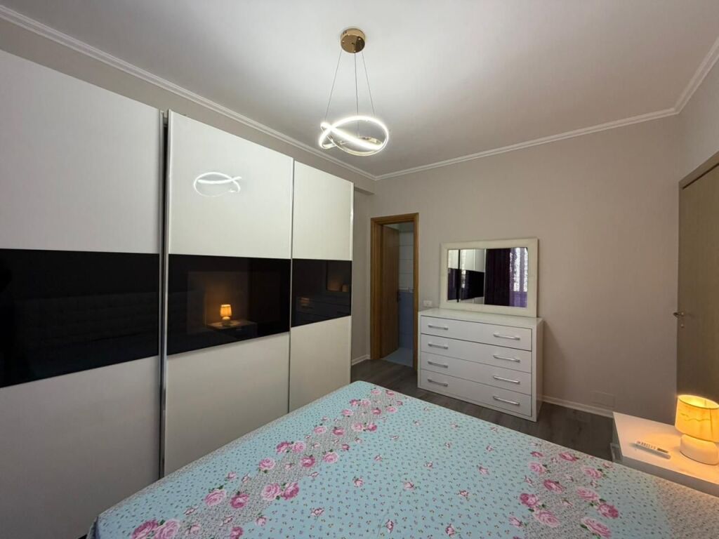 Apartament 2+1+Parking per qira tek Rruga e Barrikadave.