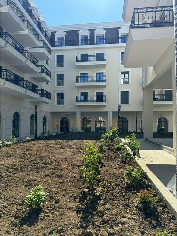 Shitet, Apartament 1+1+2 Ballkone, Porta Tirana e Re, Tiranë.