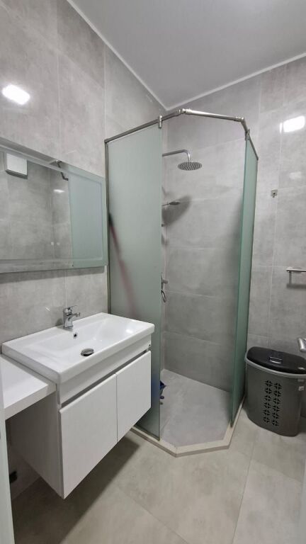 🏡 APPARTAMENTO 1+1 IN AFFITTO  📍 Via Bedri Karapici, accanto a Milo 2000 (di fronte a Birra Tirana)💰 Prezzo: 57.000 lek / mese