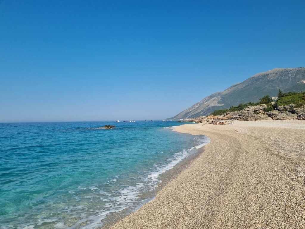IN VENDITA: Villa Indipendente con Piscina 📍 GREEN COAST VILLAGE - Palasë | 5 Camere da Letto, 6 Bagni, Ampio Soggiorno e Cucina + Deposito, Lavanderia e 2 Posti Auto