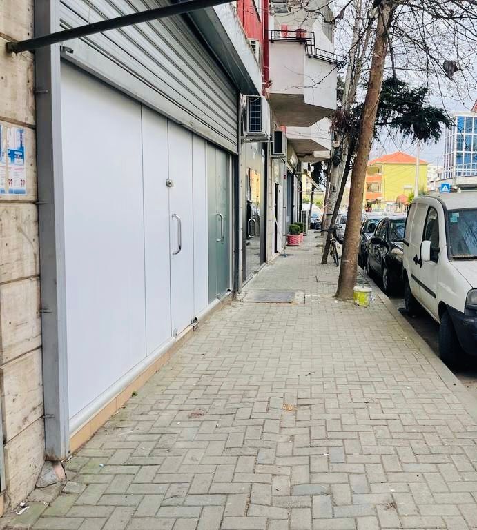 Unità Commerciale in Vendita – Opportunità di Investimento in Zona Richiesta