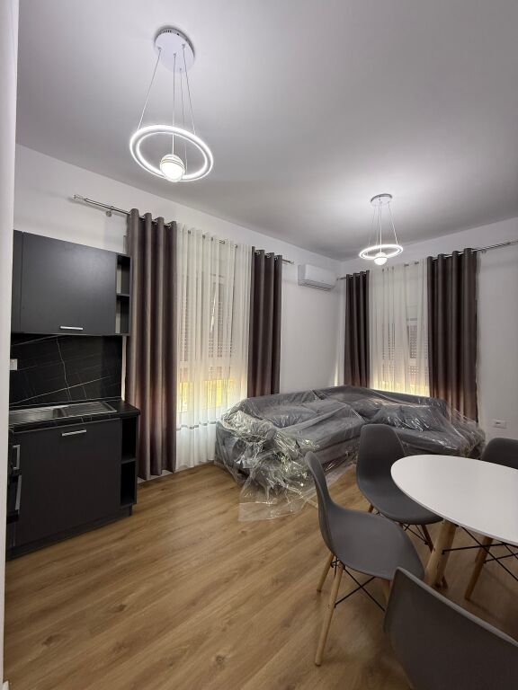 Appartamento 1+1+blocco in affitto 📍Residenza Kadiu, Ali Dem   🏢7° piano, con ascensore 🛋️ Arredamento nuovo e moderno 💶 Prezzo: 500€