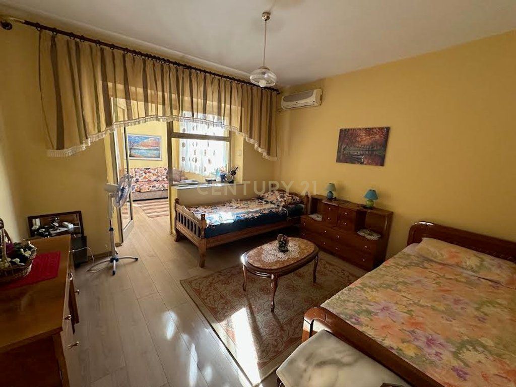 Apartment + garage for rent near School 11 January. 1,000 € /Month