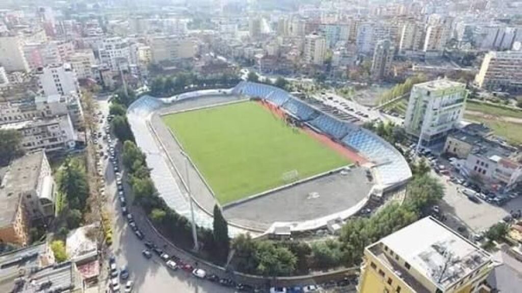 Jepet me qira ambient komercial në një pozicion strategjik, përballë stadiumit “Selman Stermasi