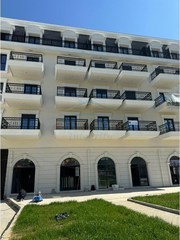 Shitet, Apartament 1+1+2 Ballkone, Porta Tirana e Re, Tiranë.