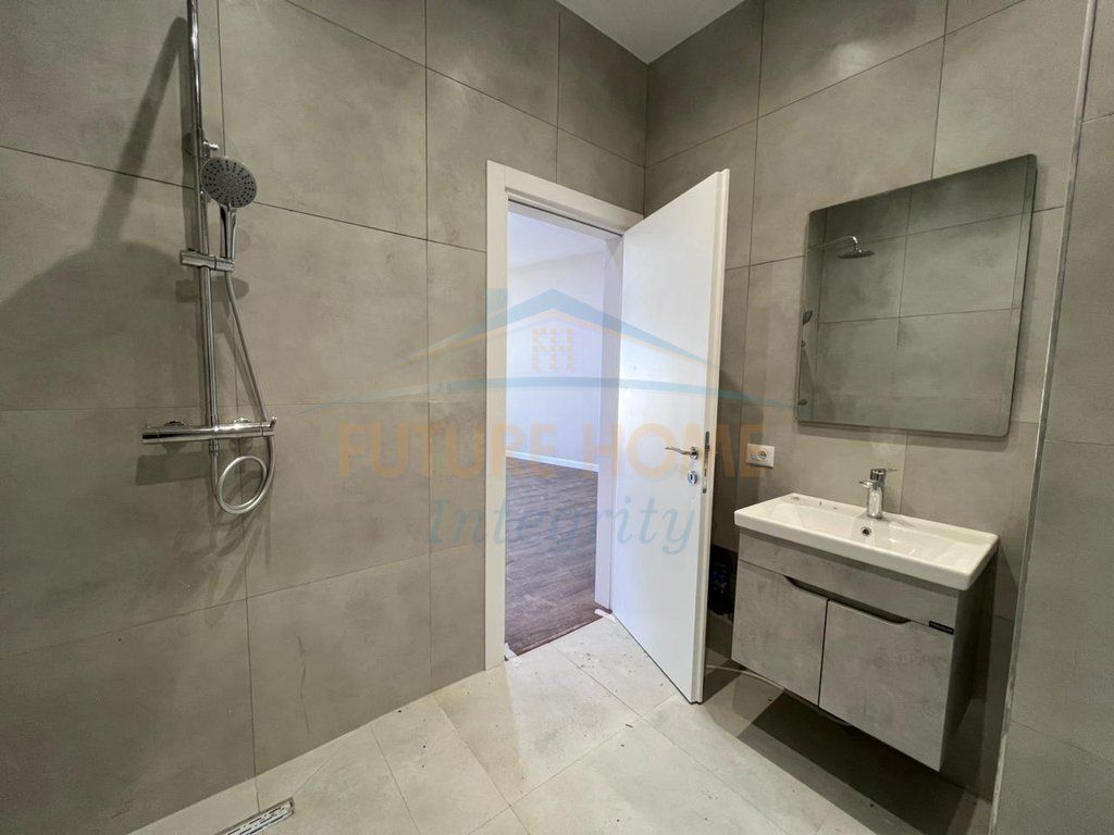 Shitet, Apartament 1+1+2 Ballkone, Porta Tirana e Re, Tiranë.