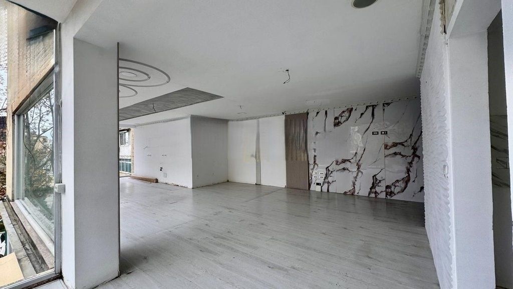 Commercial space for rent by the street near 21 Dhjetori!
