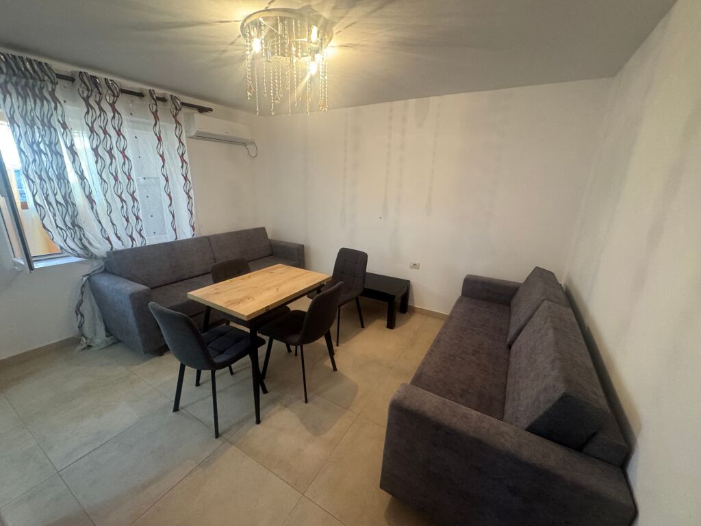 Shitet Apartament 1+1 përballë maternitetit të ri, pranë Pasticeri Tito