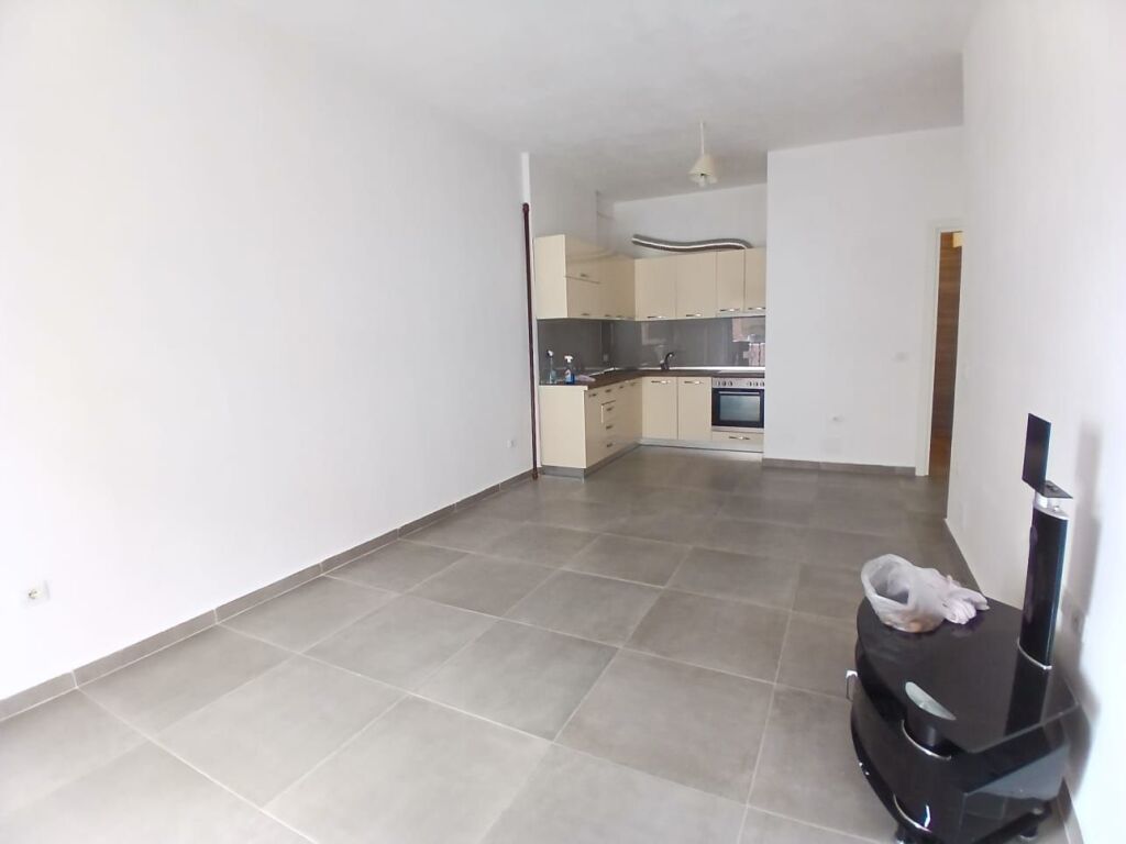 Affittasi appartamento 2+1+2 bagni in Via 5 Maji complesso inerte
