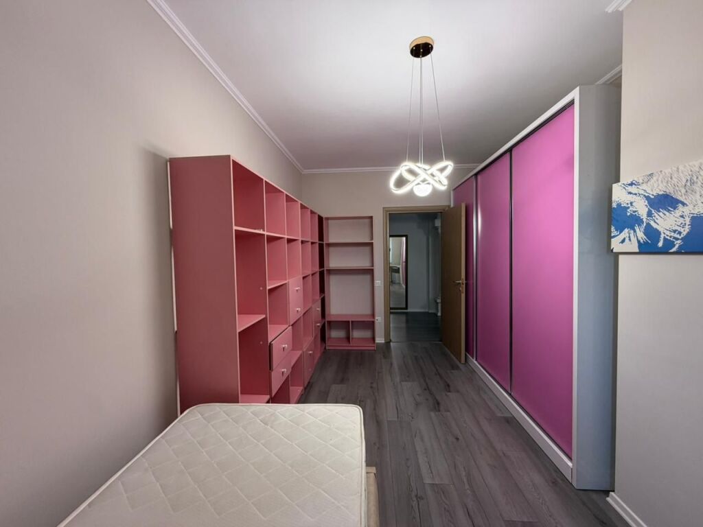Apartament 2+1+Parking per qira tek Rruga e Barrikadave.