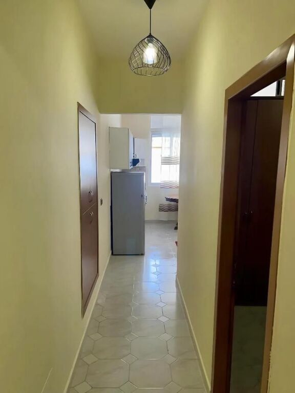 🏡 Jepet me qera Apartament 1+1  📍 Vetëm 3 minuta larg Postës Nr. 8💰 Qeraja mujore: 50,000 lekë