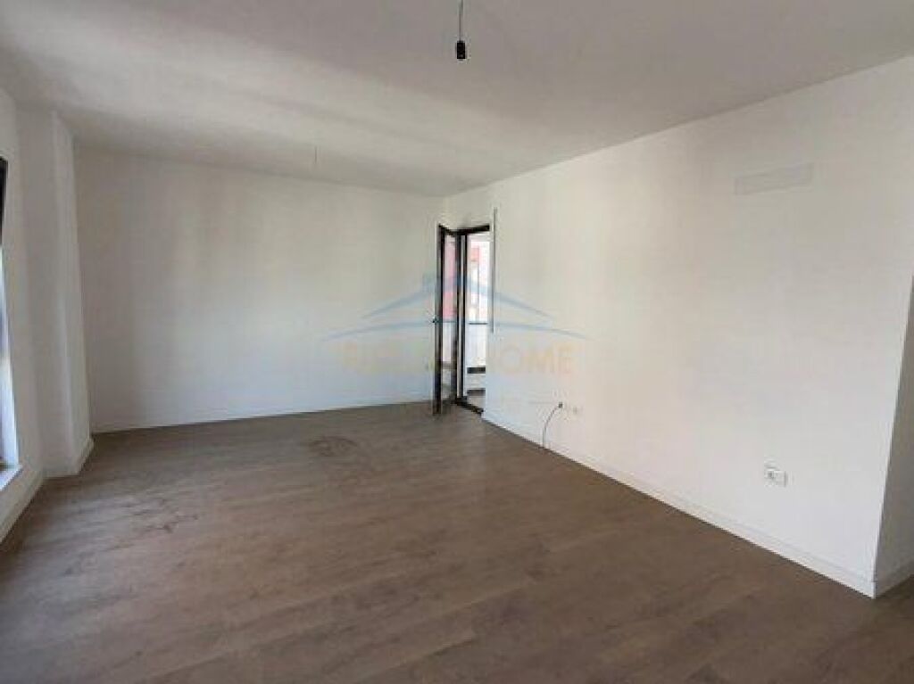 Shitet, Apartament 2+1+2, Komuna e Parisit, Tirane