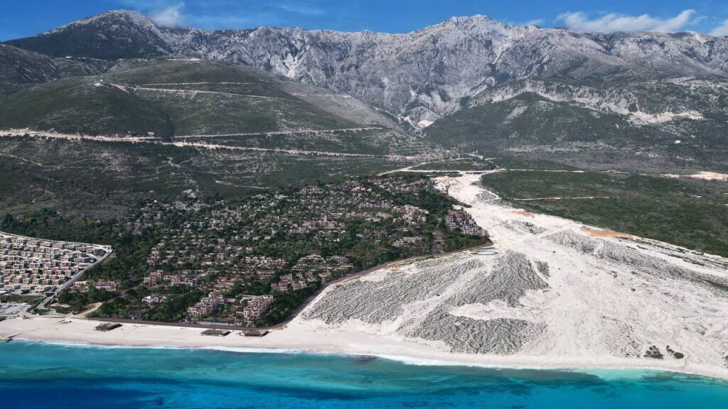 IN VENDITA: Villa Indipendente con Piscina 📍 GREEN COAST VILLAGE - Palasë | 5 Camere da Letto, 6 Bagni, Ampio Soggiorno e Cucina + Deposito, Lavanderia e 2 Posti Auto