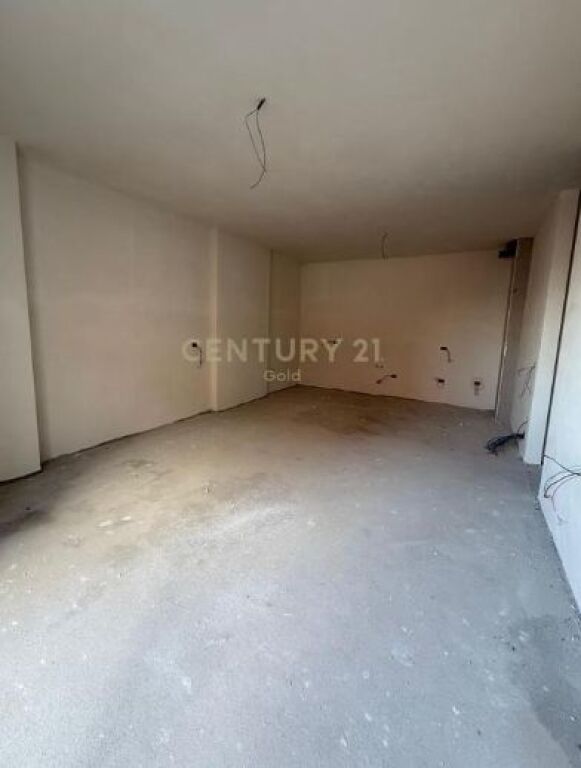 Shitet apartament 3+1+2 – me post parkimi