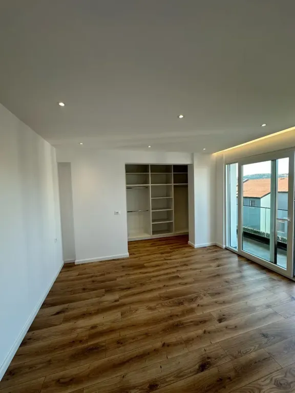 VILLA SU 4 PIANI CON CORTILE IN AFFITTO PRESSO IL COMPLESSO VICINO A TEG