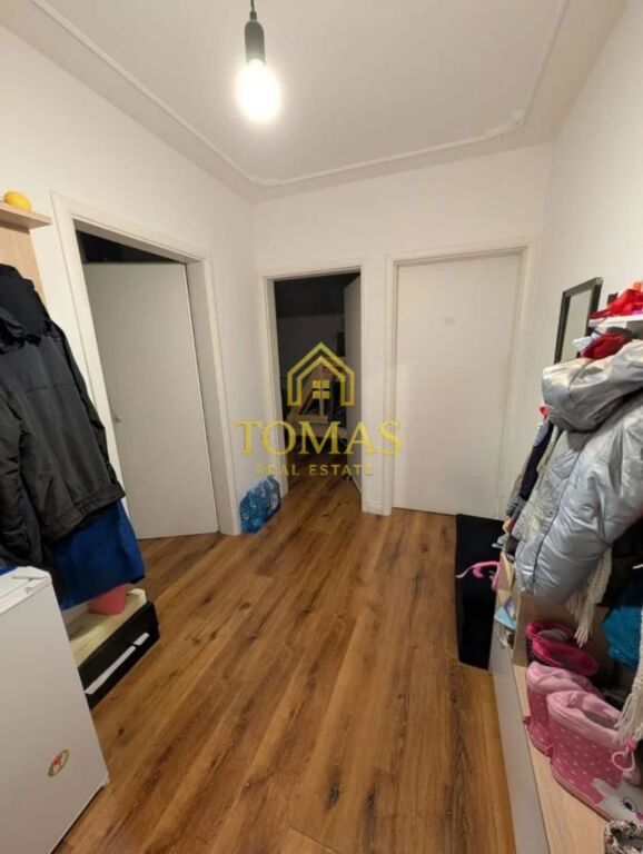 Appartamento in vendita 75 m2, con 2 camere da letto, corridoio, soggiorno, balcone e 1 bagno.  3° piano di un edificio prefabbricato esistente.