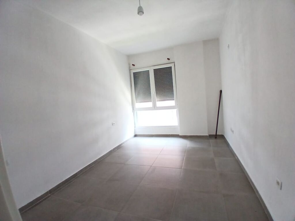 Affittasi appartamento 2+1+2 bagni in Via 5 Maji complesso inerte