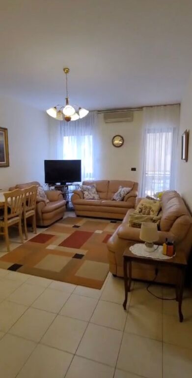 Apartament 1+1 me qera tek Komuna e Parisit