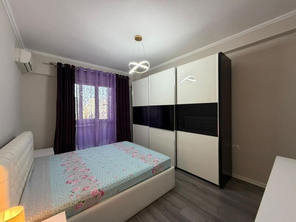 Apartament 2+1+Parking per qira tek Rruga e Barrikadave.