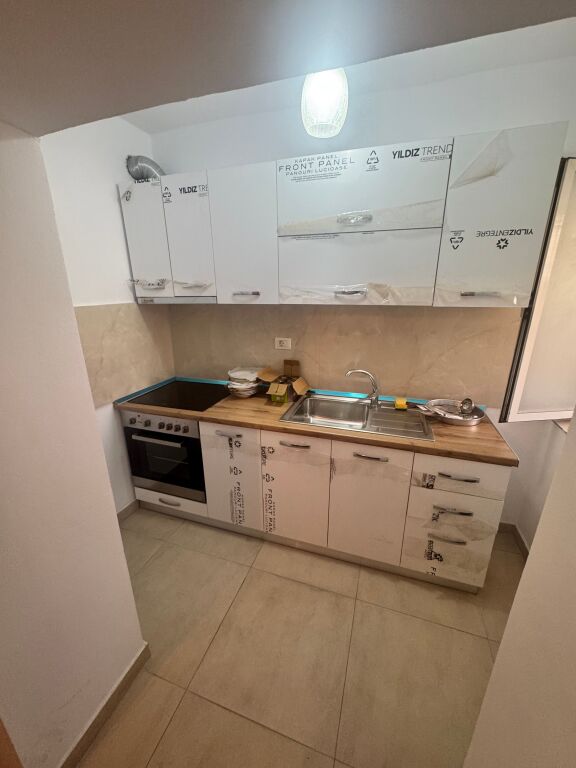 Shitet Apartament 1+1 përballë maternitetit të ri, pranë Pasticeri Tito