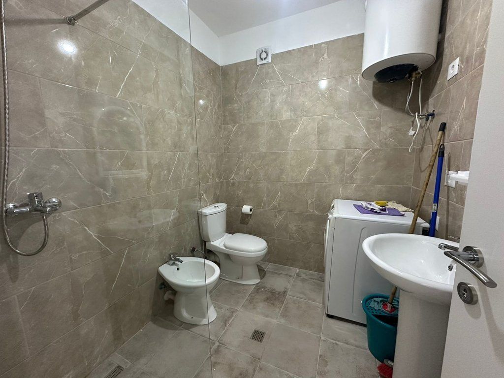 Rruga 5 Maji, Apartament 2+1 për Qira