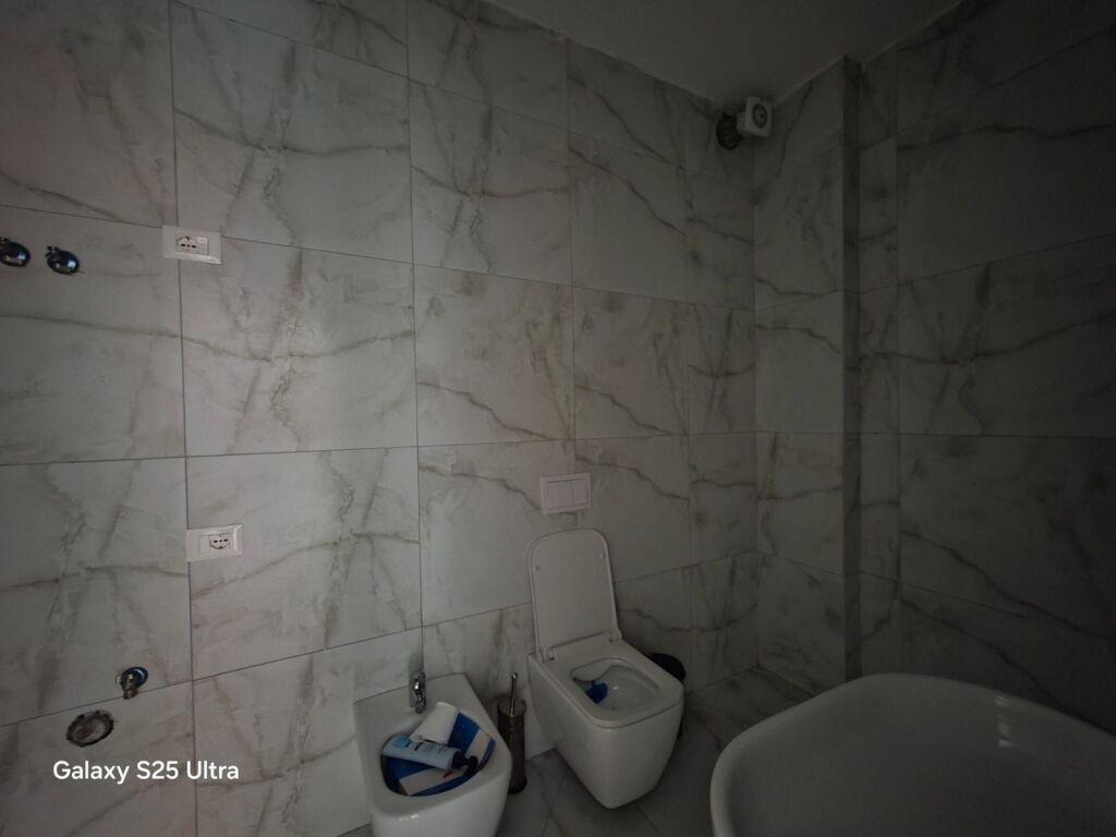 JEPET ME QIRA AMBIENT ZYRE 2+1+2 - Tirana Garden Building, Rruga e Kavajes !
