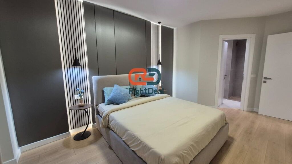 Tek Zogu I Zi, Shitet Super Apartament 2+1 Me Hapesira Te Bollshme Dhe I Sapo Rikonstruktuar!!!