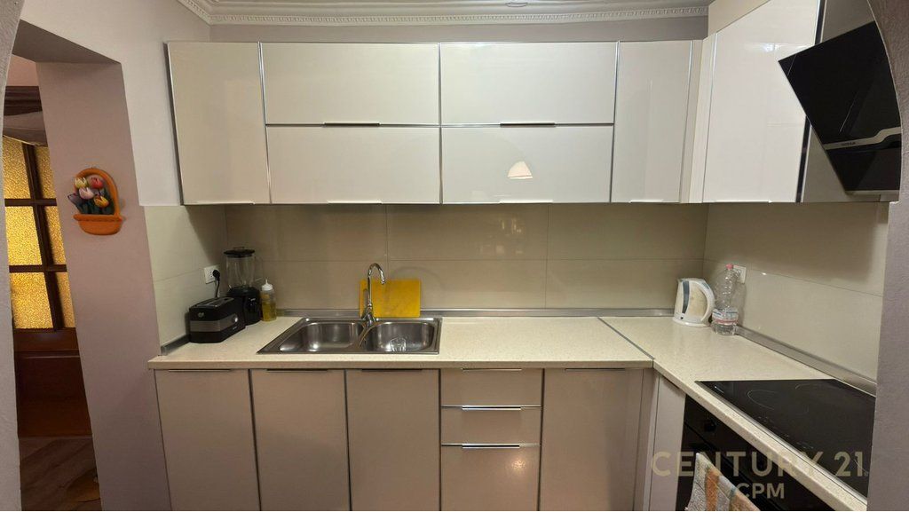 Shitet apartament 2+1+2 tek Rruga Naim Frasheri
