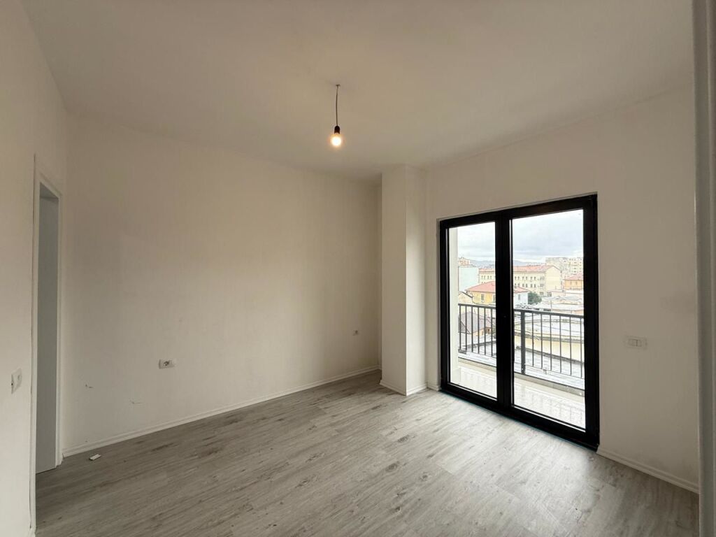 AMBIENT PER ZYRE ME QIRA NE QENDER TIRANE