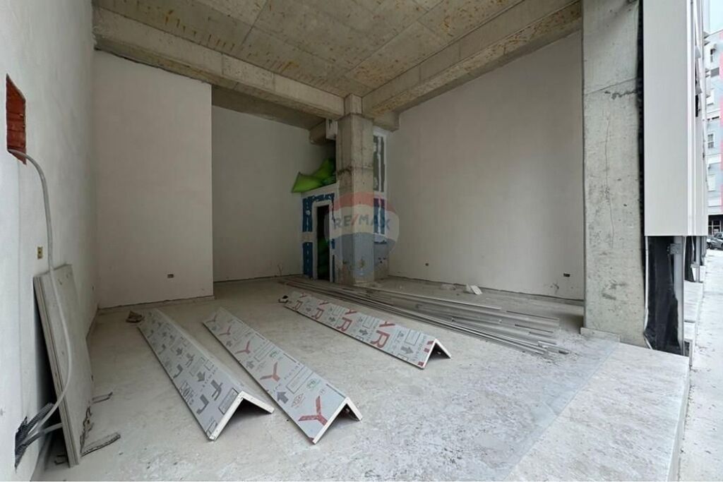 AMBIENTE COMMERCIALE IN AFFITTO A ZOGU I ZI