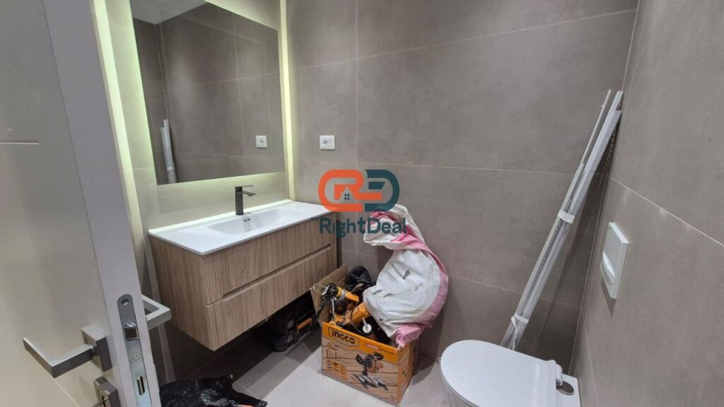 Tek Zogu I Zi, Shitet Super Apartament 2+1 Me Hapesira Te Bollshme Dhe I Sapo Rikonstruktuar!!!
