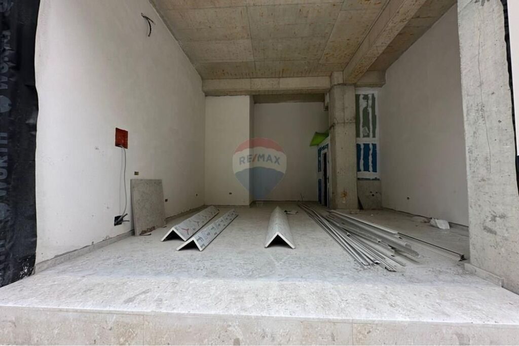 AMBIENTE COMMERCIALE IN AFFITTO A ZOGU I ZI