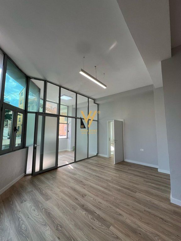 JEPET ZYRE 150 M2 ME QERA TE KOMUNA E PARISIT 1.700 EURO